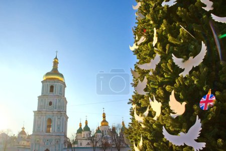 Arbre de Noël sur la place Sophia en temps de guerre à Kiev, Ukraine