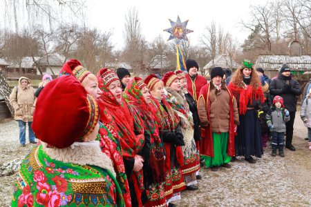 Téléchargez les photos : Singing Ukrainian carols for Christmas in skansen Pirogovo in Kyiv, Ukraine - en image libre de droit