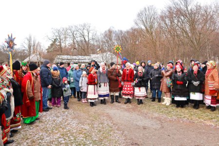Téléchargez les photos : Singing Ukrainian carols for Christmas in skansen Pirogovo in Kyiv, Ukraine - en image libre de droit