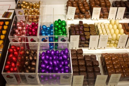 Foto de Showcase with Belgian chocolate in Brussels - Imagen libre de derechos