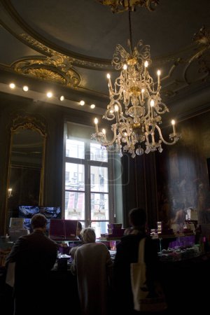 Foto de Interior of chocolate shop in Royal Palace at Meir street in Antwerp, Belgium - Imagen libre de derechos