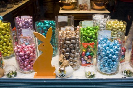 Foto de Traditional colorful Easter chocolate eggs and rabbits in a confectionery storefront in Brussels - Imagen libre de derechos