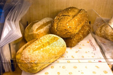 Foto de La variedad fresca cocida del pan en el mercado - Imagen libre de derechos