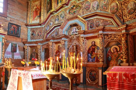 Téléchargez les photos : Intérieur de l'église du Saint-Grand martyr Paraskeva ou Pyatnitskaya Eglise à skansen Pirogovo au printemps à Kiev, Ukraine - en image libre de droit