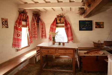 Foto de Interior de la casa ucraniana vintage de Middle Transnistriain skansen Pirogovo en Kiev, Ucrania - Imagen libre de derechos