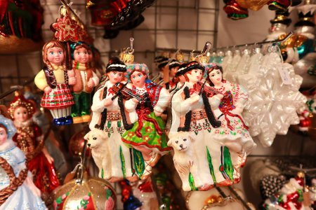 Téléchargez les photos : Jouets de nouvel an et sapin de Noël à vendre à Cracovie, Pologne - en image libre de droit