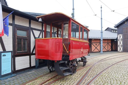 Foto de Carro rojo en el Museo de Ingeniería y Tecnología de Cracovia, Polonia - Imagen libre de derechos