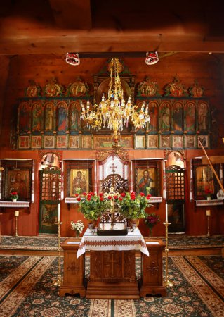 Téléchargez les photos : Intérieur de l'église en bois de la Sagesse de Dieu du village de Kryvka à skansen Musée de l'architecture populaire et de la vie "Shevchenkivskyi Grove" à Lviv, Ukraine - en image libre de droit