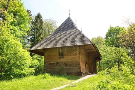 Holzkirche im Skansen Museum für Volksarchitektur und Leben "Schewtschenkiwskij Hain" in Lwiw, Ukraine