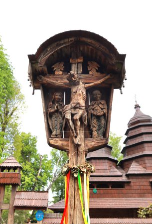 Téléchargez les photos : Croix en bois dans l'architecture et la vie folkloriques "Shevchenkivskyi Grove" à Lviv, Ukraine - en image libre de droit