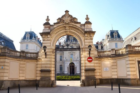 Téléchargez les photos : Porte d'entrée du Palais Potocki à Lviv, Ukraine - en image libre de droit