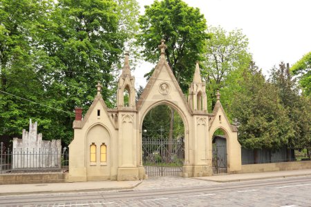 Foto de Puerta de entrada central al cementerio de Lychakiv en Lviv, Ucrania - Imagen libre de derechos