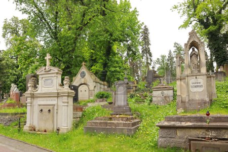Blick auf den Lytschakiv-Friedhof im Sommer in Lviv, Ukraine