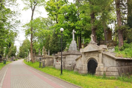 Foto de Ver Cementerio de Lychakiv en la hora de verano en Lviv, Ucrania - Imagen libre de derechos