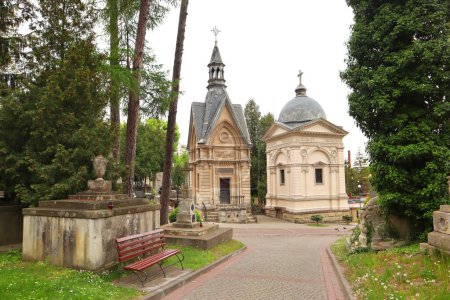 Foto de Antiguos mausoleos (criptas) y lápidas en el famoso cementerio de Lychakiv en Lviv, Ucrania - Imagen libre de derechos