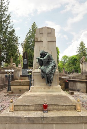 Foto de Tombstone with sculpture to Markiyan Shashkevich at the Lychakiv Cemetery in Lviv, Ukraine - Imagen libre de derechos