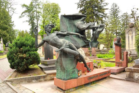 Foto de Tumbstone (escultura) a Stanislav Lyudkevich en el cementerio de Lychakiv en Lviv, Ucrania - Imagen libre de derechos