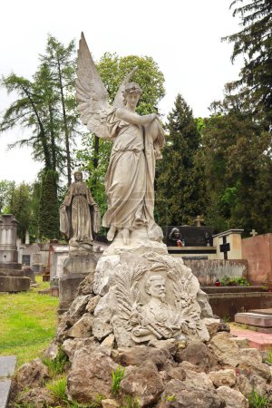 Foto de Lápida vintage de mármol en el cementerio de Lychakiv en Lviv, Ucrania - Imagen libre de derechos