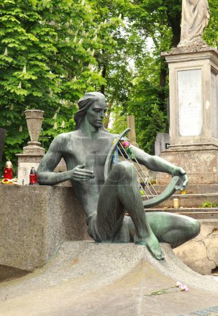 Foto de Lápida (escultura) a Solomiya Krushelnitskaya en el cementerio de Lychakiv en Lviv, Ucrania - Imagen libre de derechos