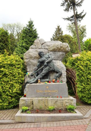 Foto de Tumbstone a Ivan Franko en el cementerio de Lychakiv en Lviv, Ucrania - Imagen libre de derechos