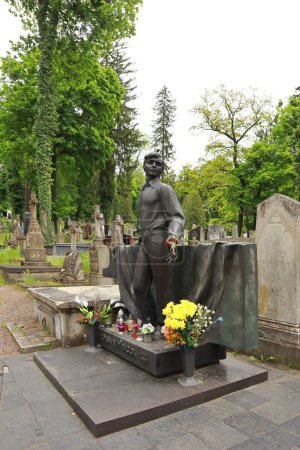 Foto de Tumbstone (escultura) a Vladimir Ivasyuk en el cementerio de Lychakiv en Lviv, Ucrania - Imagen libre de derechos