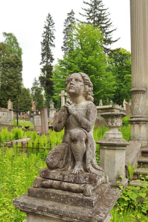 Foto de Lápida de piedra vintage en el cementerio de Lychakiv en Lviv, Ucrania - Imagen libre de derechos