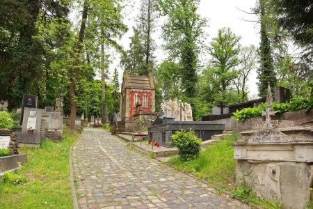 Foto de Ver Cementerio de Lychakiv en la hora de verano en Lviv, Ucrania - Imagen libre de derechos