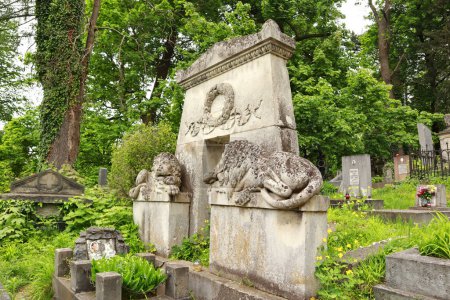 Foto de Lápida vintage de mármol en el cementerio de Lychakiv en Lviv, Ucrania - Imagen libre de derechos