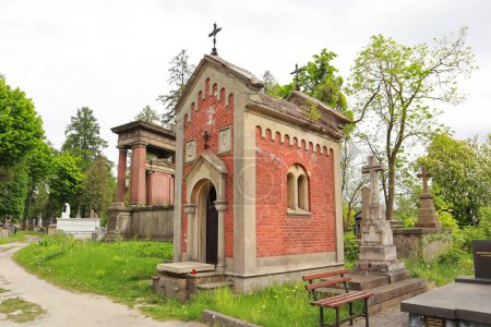 Foto de Antiguos mausoleos (criptas) y lápidas en el famoso cementerio de Lychakiv en Lviv, Ucrania - Imagen libre de derechos