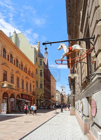 Téléchargez les photos : Célèbre rue Vaci au centre-ville de Budapest, Hongrie - en image libre de droit