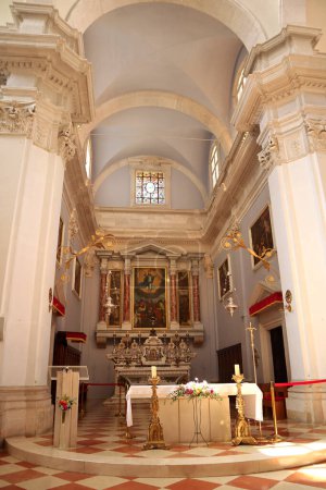 Foto de Interior de la Catedral de la Ascensión de la Santísima Virgen María en Dubrovnik, Croacia - Imagen libre de derechos