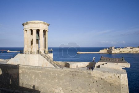 Téléchargez les photos : Panorama du Mémorial de guerre Bell avec rotonde, Tombeau du Soldat inconnu sur le bastion St Christopher à La Valette, Malte - en image libre de droit