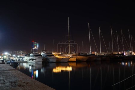 Marina en el centro de la ciudad por la noche en Sliema, Malta