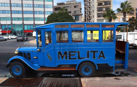 Téléchargez les photos : Voiture bleue rétro dans le centre de Sliema, Malte - en image libre de droit
