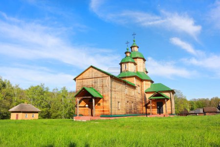 Téléchargez les photos : Eglise en bois de Saint Nicolas à Pirogovo à Kiev, Ukraine - en image libre de droit