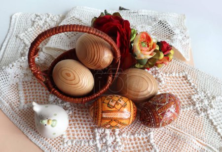 Téléchargez les photos : Arrière-plan avec des œufs de Pâques en bois fabriqués à la main (pysanka) d'Ukraine - en image libre de droit