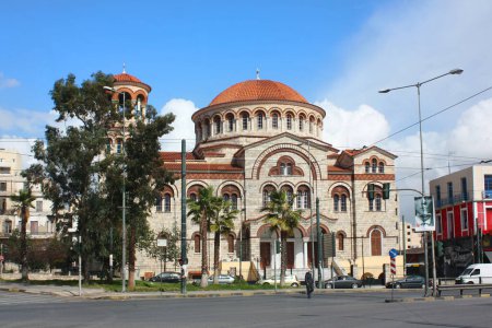 Téléchargez les photos : Eglise de Saint Nicolas près du port du Pirée à Athènes, Grèce - en image libre de droit