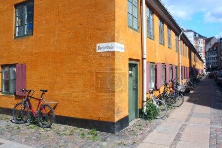 Foto de Nyboders Mindestuer Museum - edificios históricos amarillos en el casco antiguo de Copenhague - Imagen libre de derechos