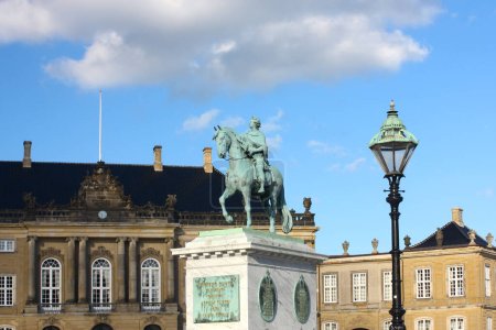 Denkmal für den dänischen König Friedrich V. auf dem Amalienborg-Platz in Kopenhagen, Dänemark