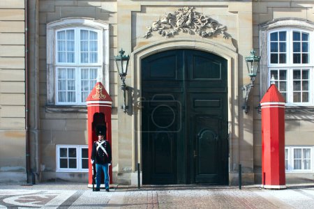 Téléchargez les photos : Royal Gard près du palais d'Amalienborg à Copenhague, Danemark - en image libre de droit