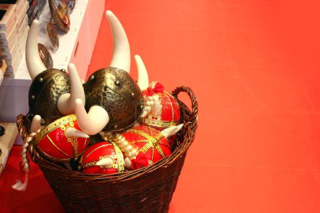 Souvenir casques danois avec cornes dans un panier sur un plancher rouge