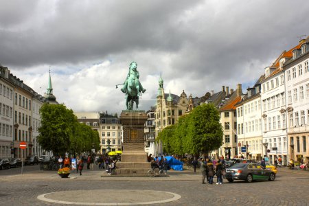 Téléchargez les photos : Monument à l'évêque Absalon sur la place Hobro à Copenhague - en image libre de droit