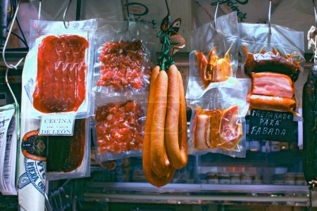 Foto de Productos cárnicos en venta en el mercado central de Alicante, España - Imagen libre de derechos