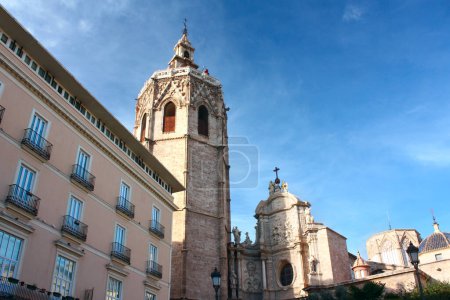 Kathedrale und Micalet-Turm an der Plaza de la Reina in Valencia, Spanien 