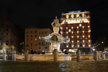 Foto de Fuente de Tritón por la noche en Roma, Italia - Imagen libre de derechos