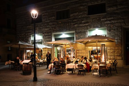 Foto de Café de la calle por la noche en Roma, Italia - Imagen libre de derechos