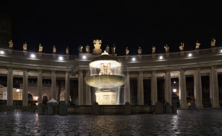 Foto de Plaza de San Pedro por la noche en el Vaticano, Italia - Imagen libre de derechos