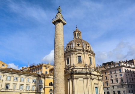 Colonne de Trajan et Eglise du Saint Nom de Marie au Forum de Trajan à Rome, Italie