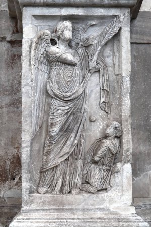 Téléchargez les photos : Fragment de l'Arc de Constantin à Rome, Italie - en image libre de droit