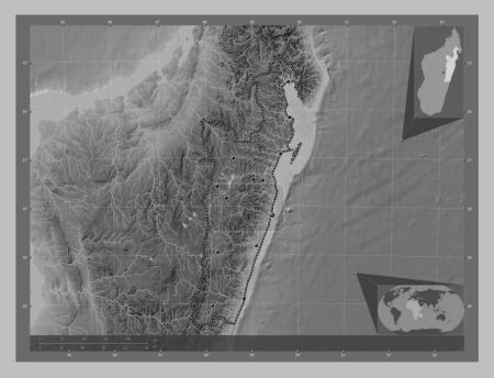 Foto de Toamasina, provincia autónoma de Madagascar. Mapa de elevación a escala de grises con lagos y ríos. Ubicaciones de las principales ciudades de la región. Mapas de ubicación auxiliares de esquina - Imagen libre de derechos